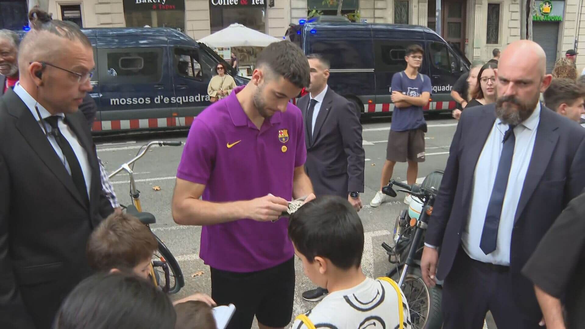  Joan García firmando autógrafos en la Diada (Fuente: ElDesmarque)
