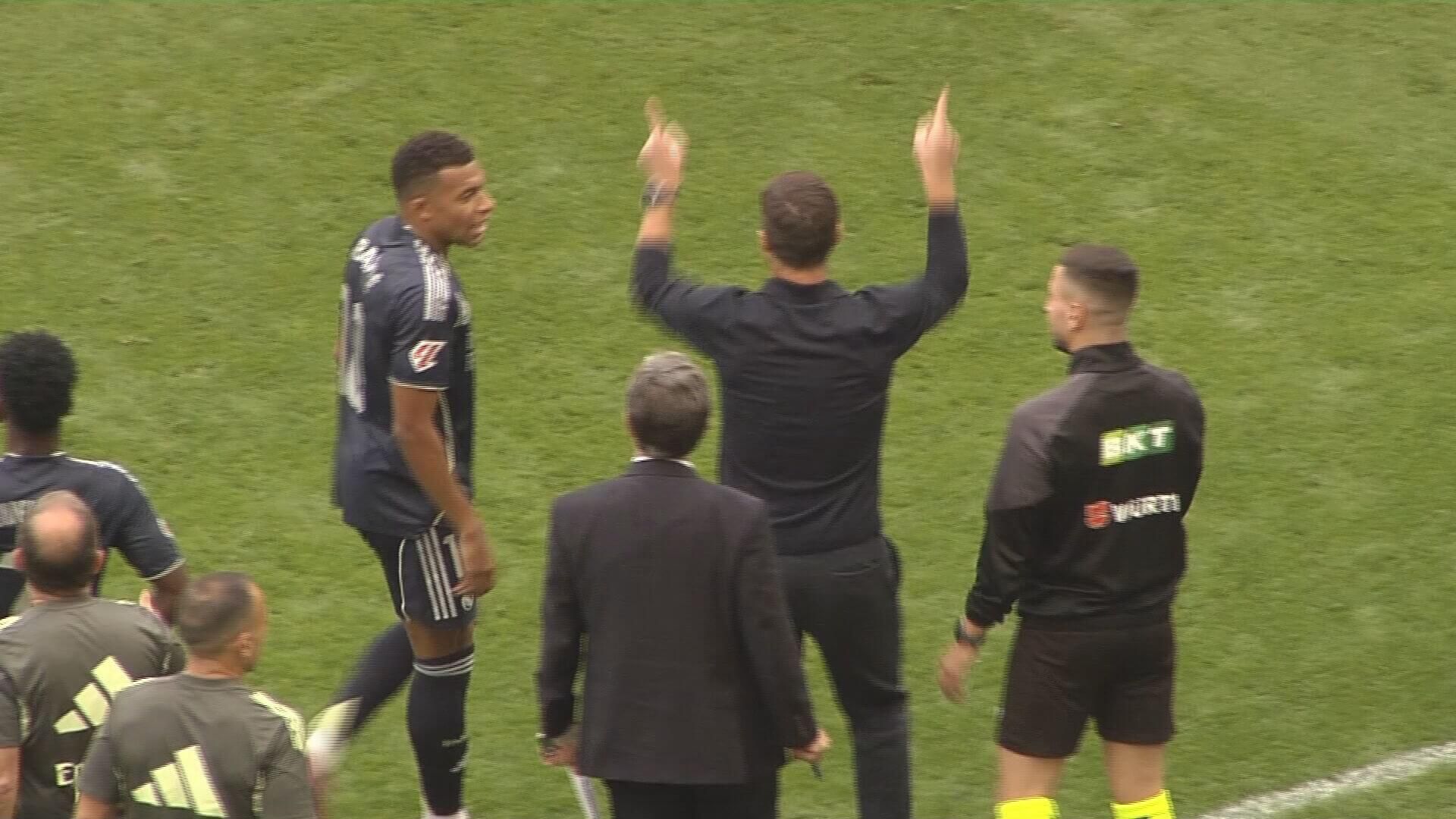 Xabi Alonso protestando la roja de Huijsen (Fuente: ElDesmarque)