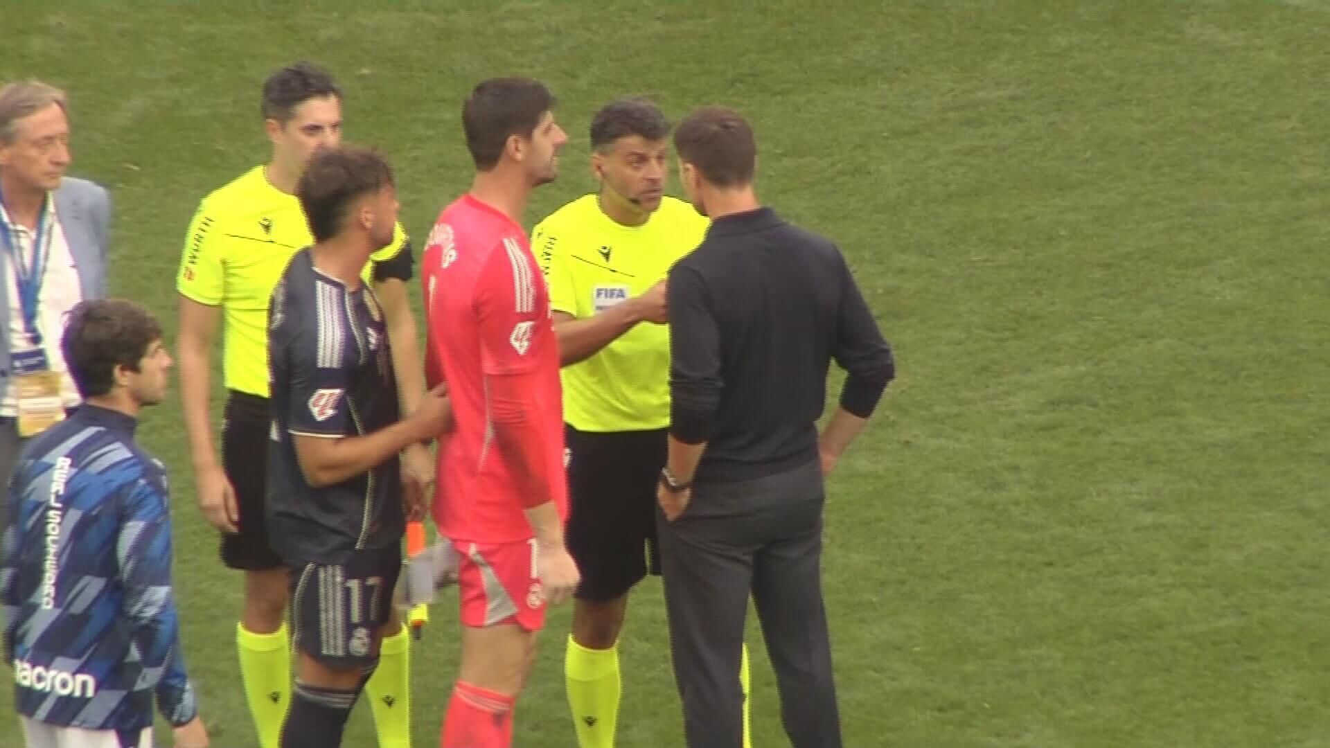 Xabi Alonso pidiendo explicaciones a Gil Manzano (Fuente: ElDesmarque)