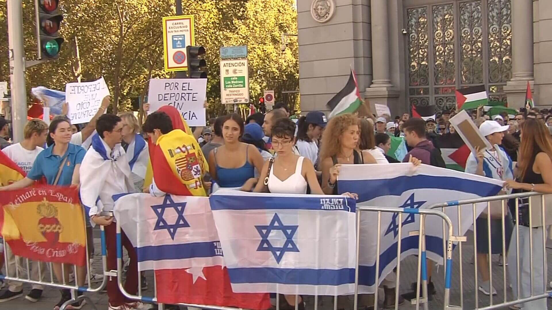  Manifestantes proisralíes y manifestantes propalestinos en la última etapa de La Vuelta