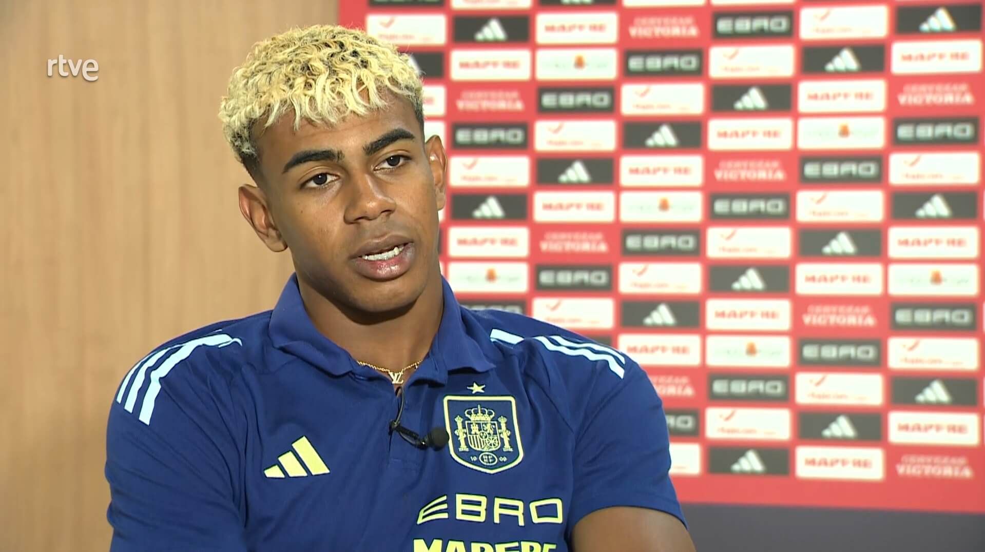 Lamine Yamal, durante la entrevista a RTVE (captura: RTVE).