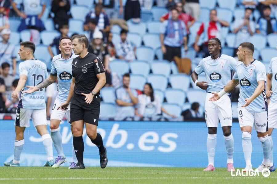  Las protestas de Iago Aspas tras el gol de Vanat.