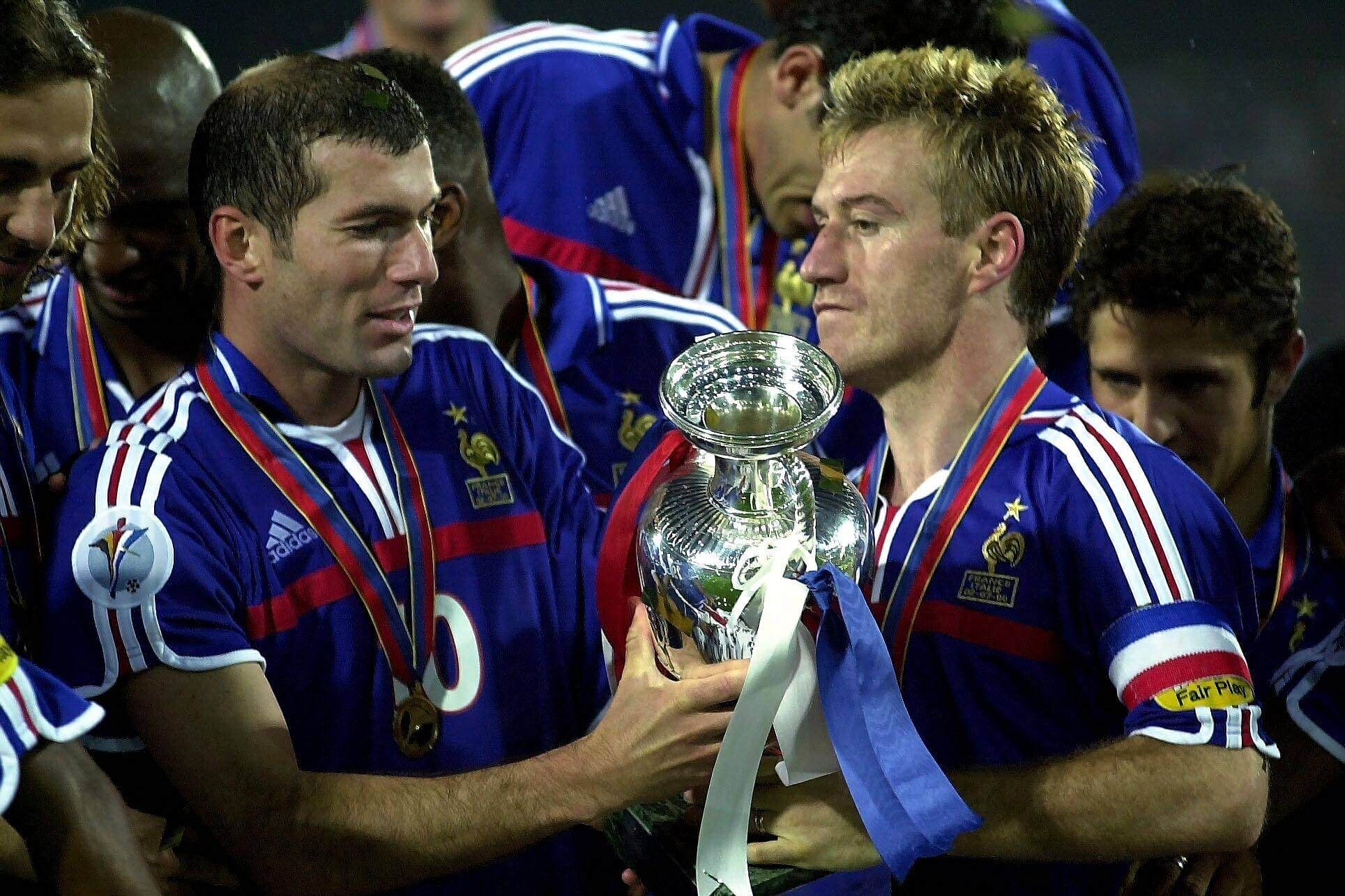 Zidane y Deschamps, celebrando la Copa de Europa del 2000 (Cordon Press)