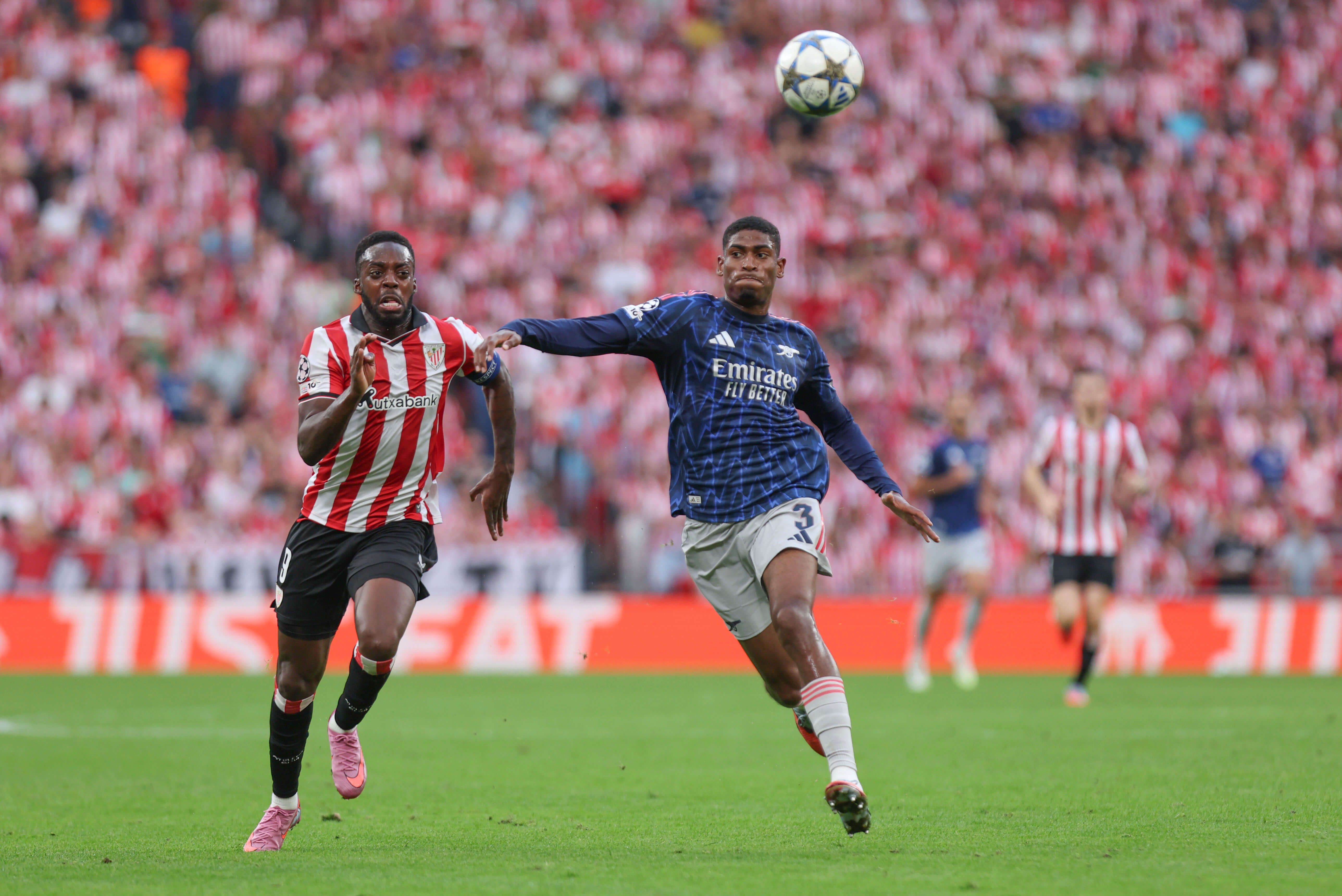  Iñaki Williams persigue a un rival del Arsenal FC en el partido de la UEFA Champions League jugado en San Mamés.