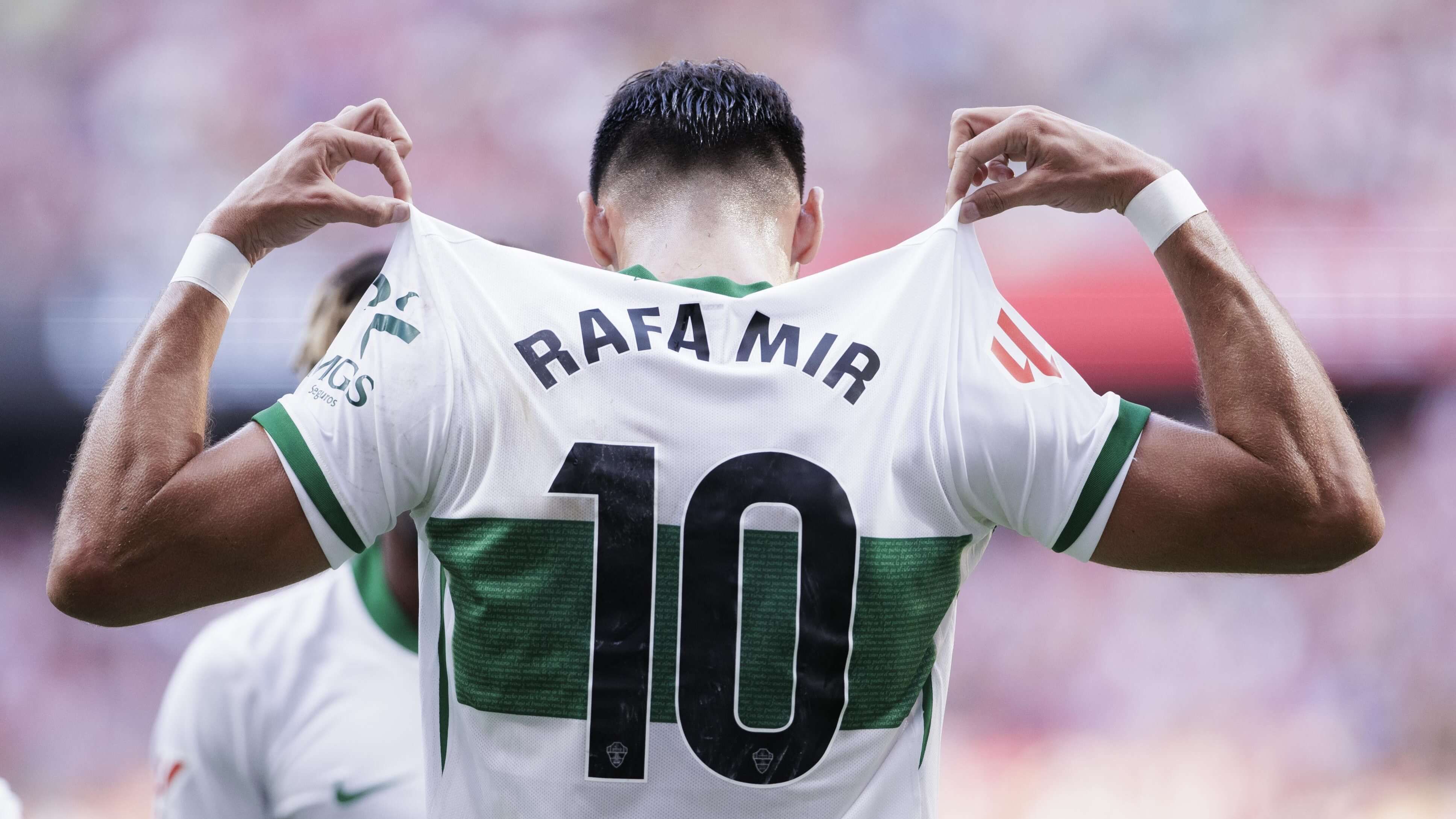  Rafa Mir celebra un gol con el Elche.