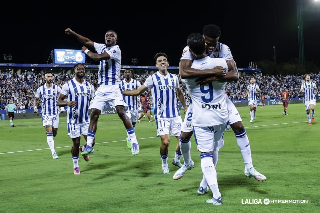 Miguel de la Fuente celebra un gol con Duk (FOTO: LALIGA).