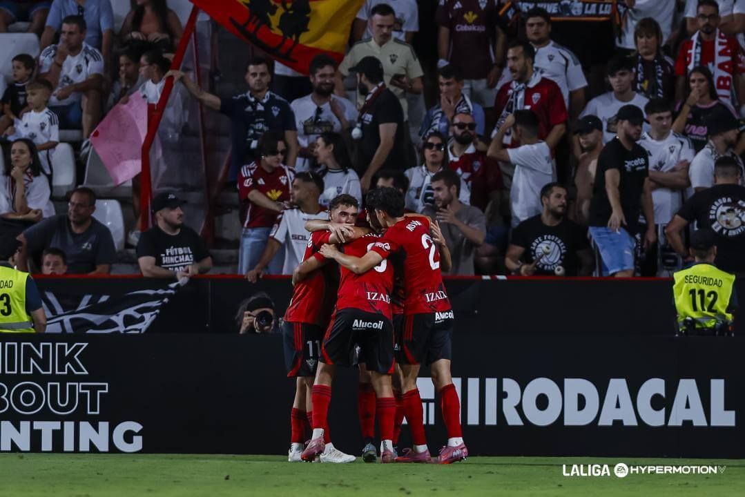 Los jugadores del Mirandés celebran el tanto de Carlos Fernández (FOTO: LALIGA).