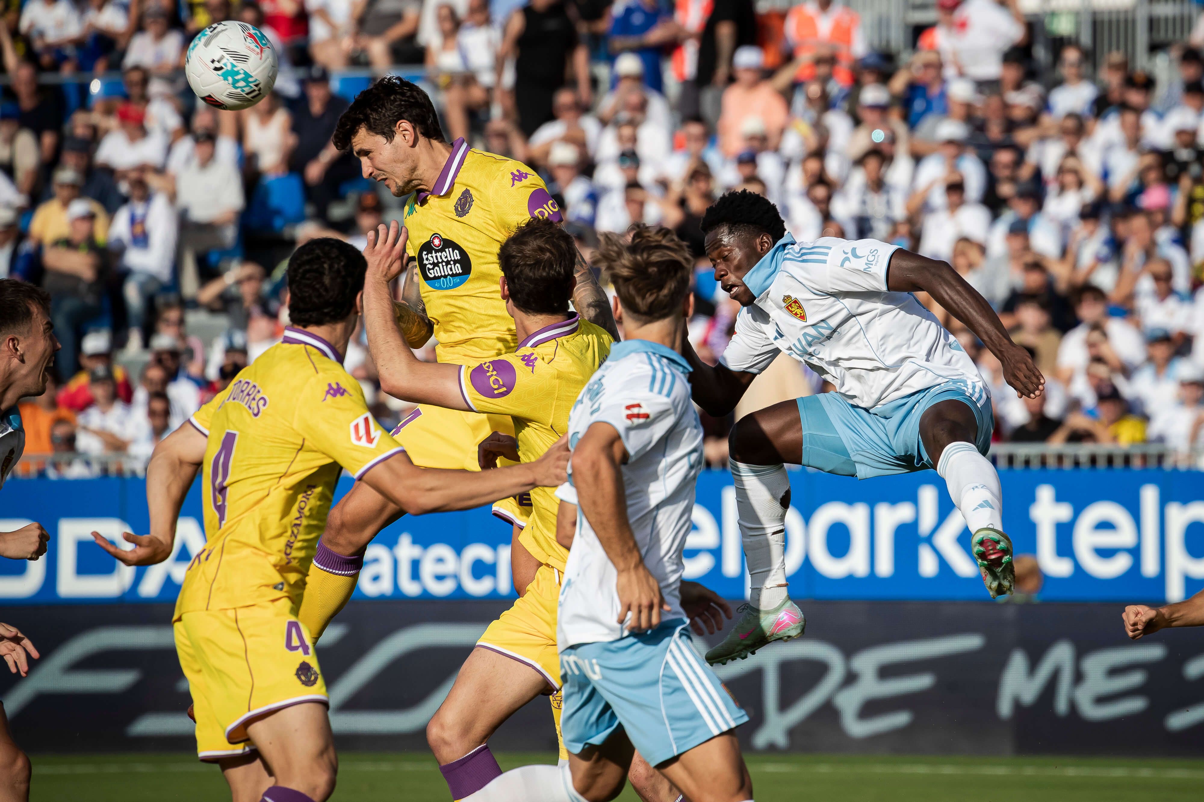 Disputa de balón en el Zaragoza-Valladolid.