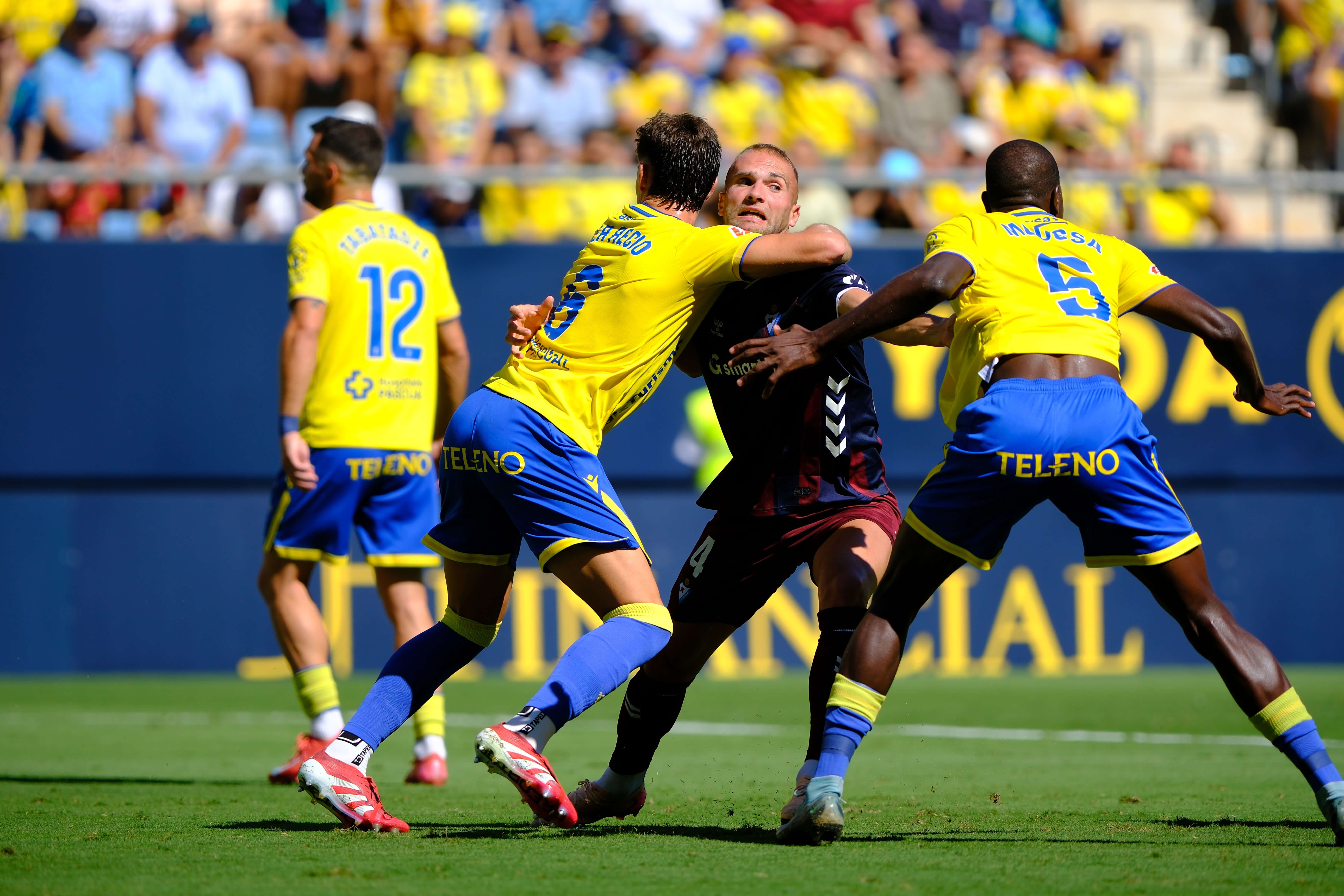  Iker Recio ante el Éibar.