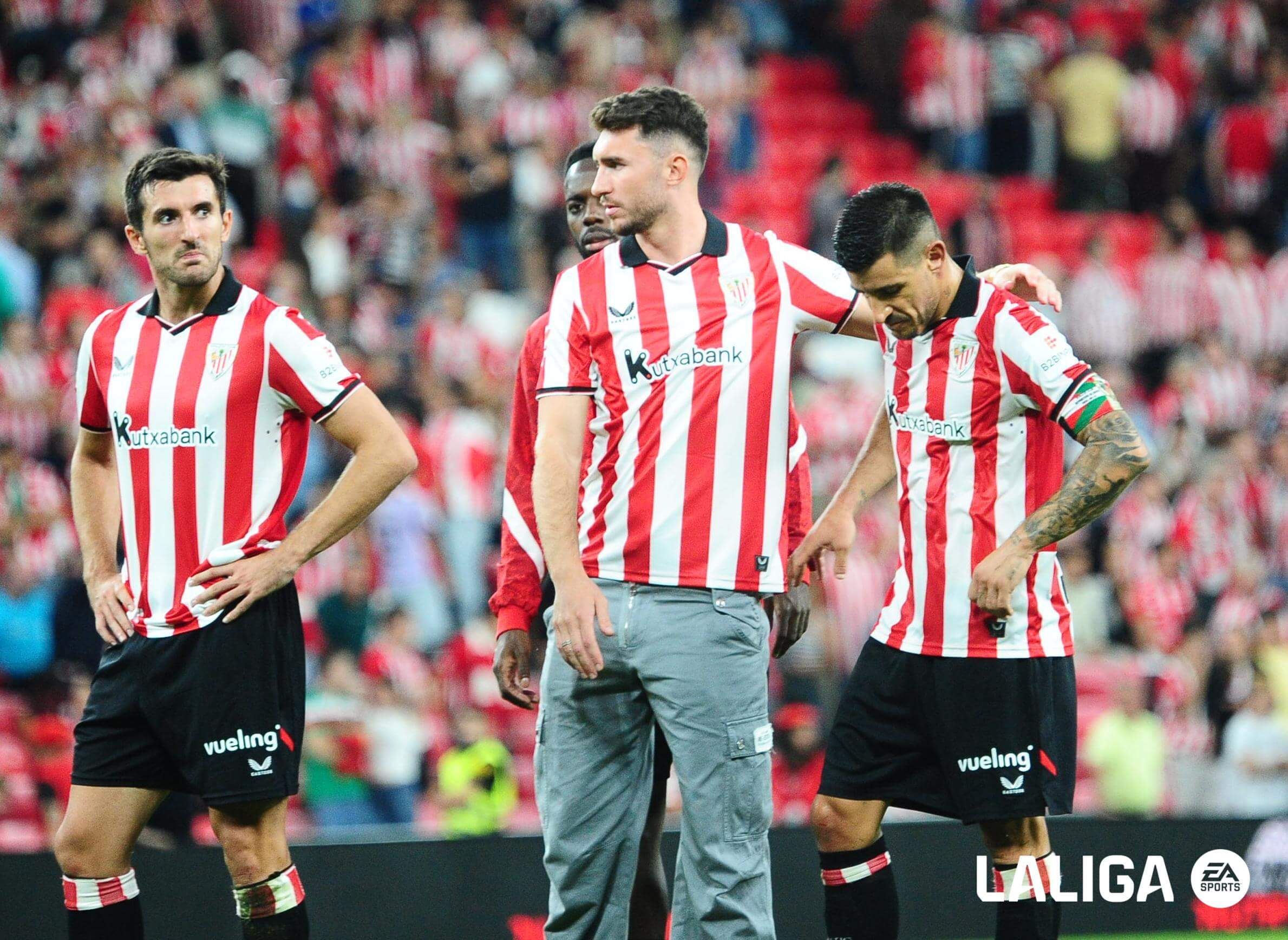 Aymeric Laporte junto a sus compañeros en San Mamés.