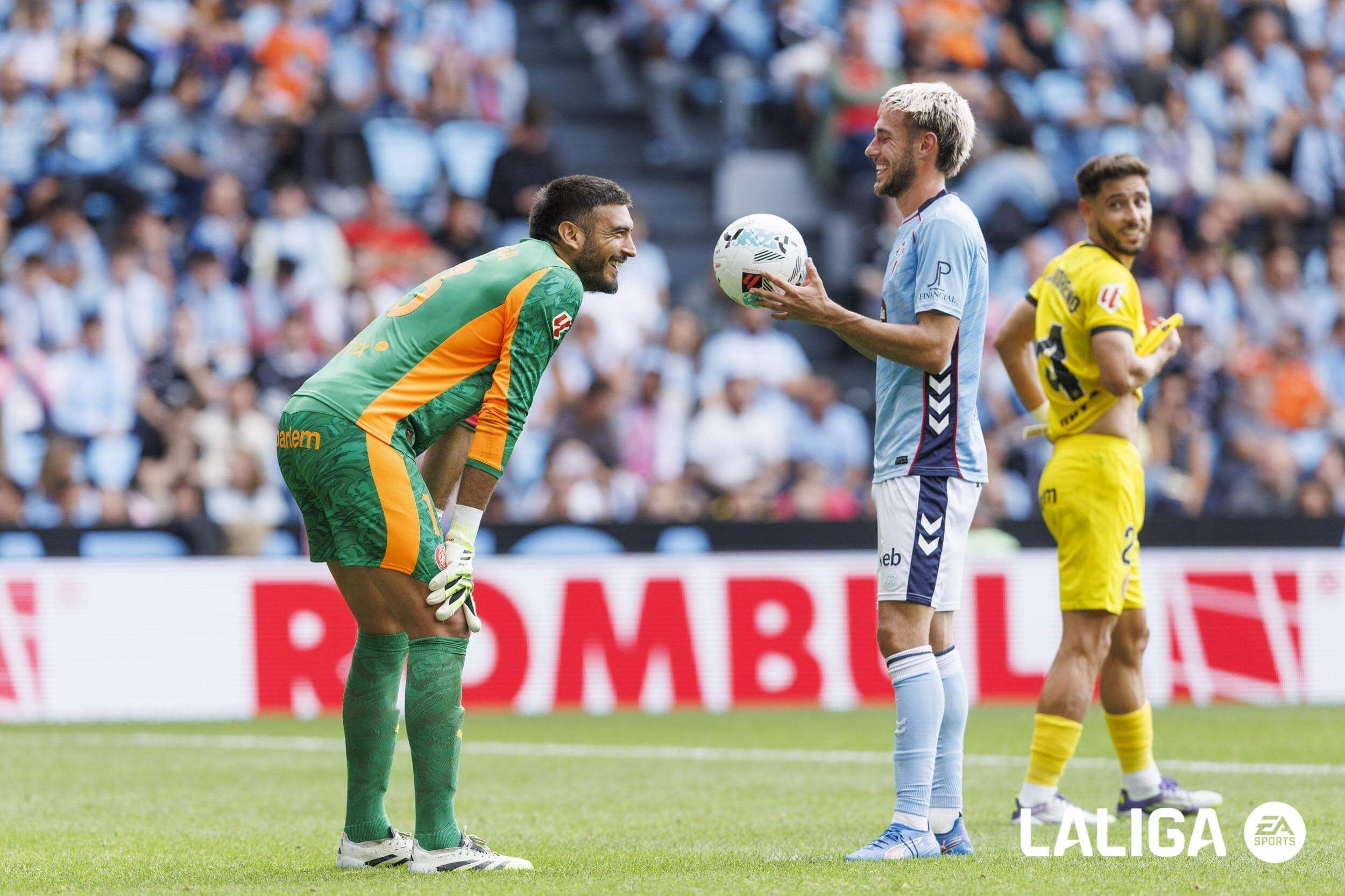  Óscar Mingueza trata de engañar a Gazzaniga.