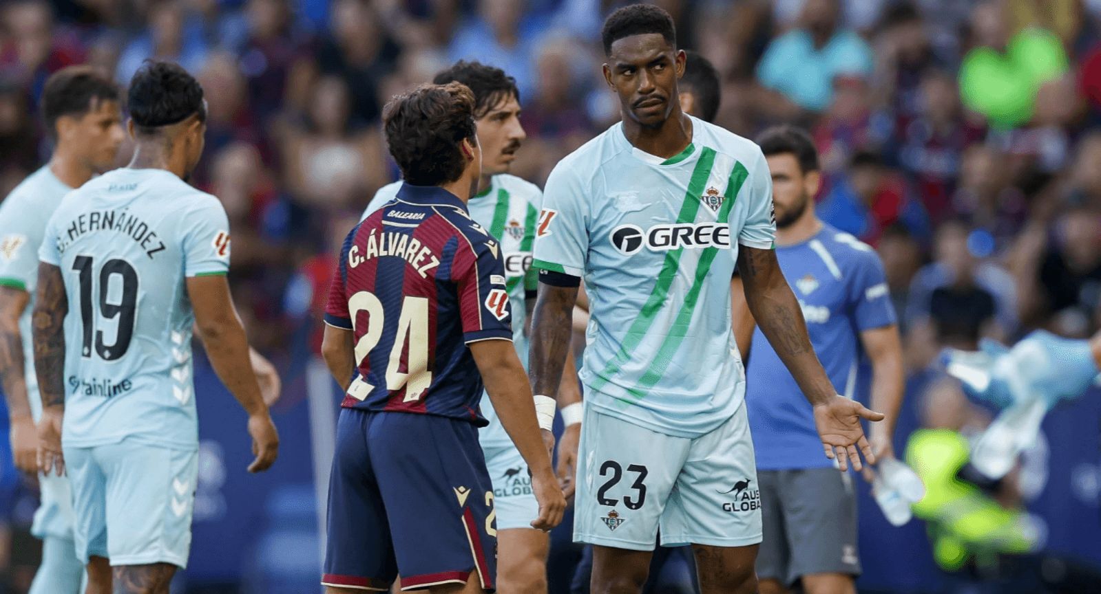  Junior Firpo, jugador del Betis, y Carlos Álvarez discuten sobre el gol anulado.