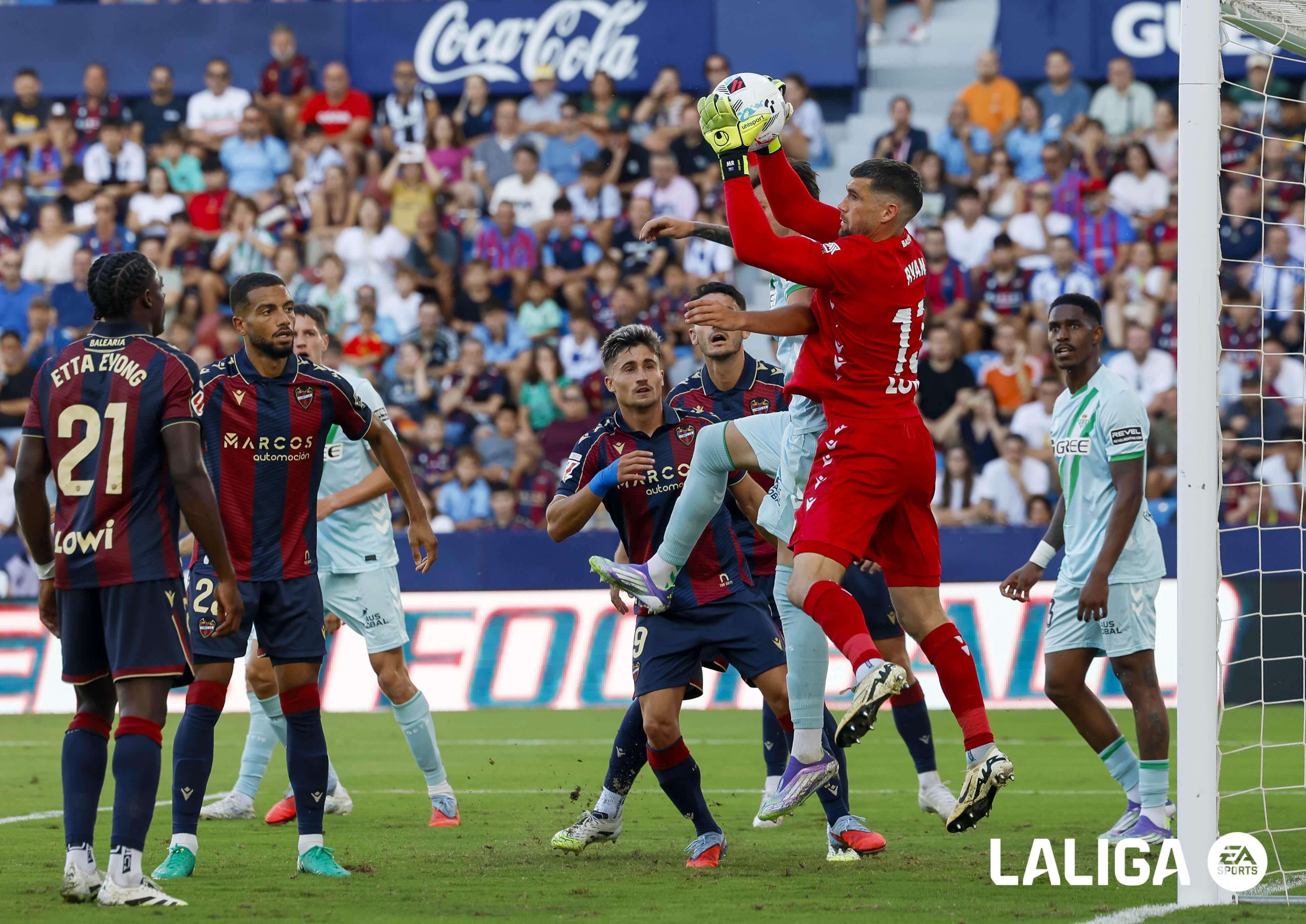  Mathew Ryan ante el Real Betis en el Ciutat.