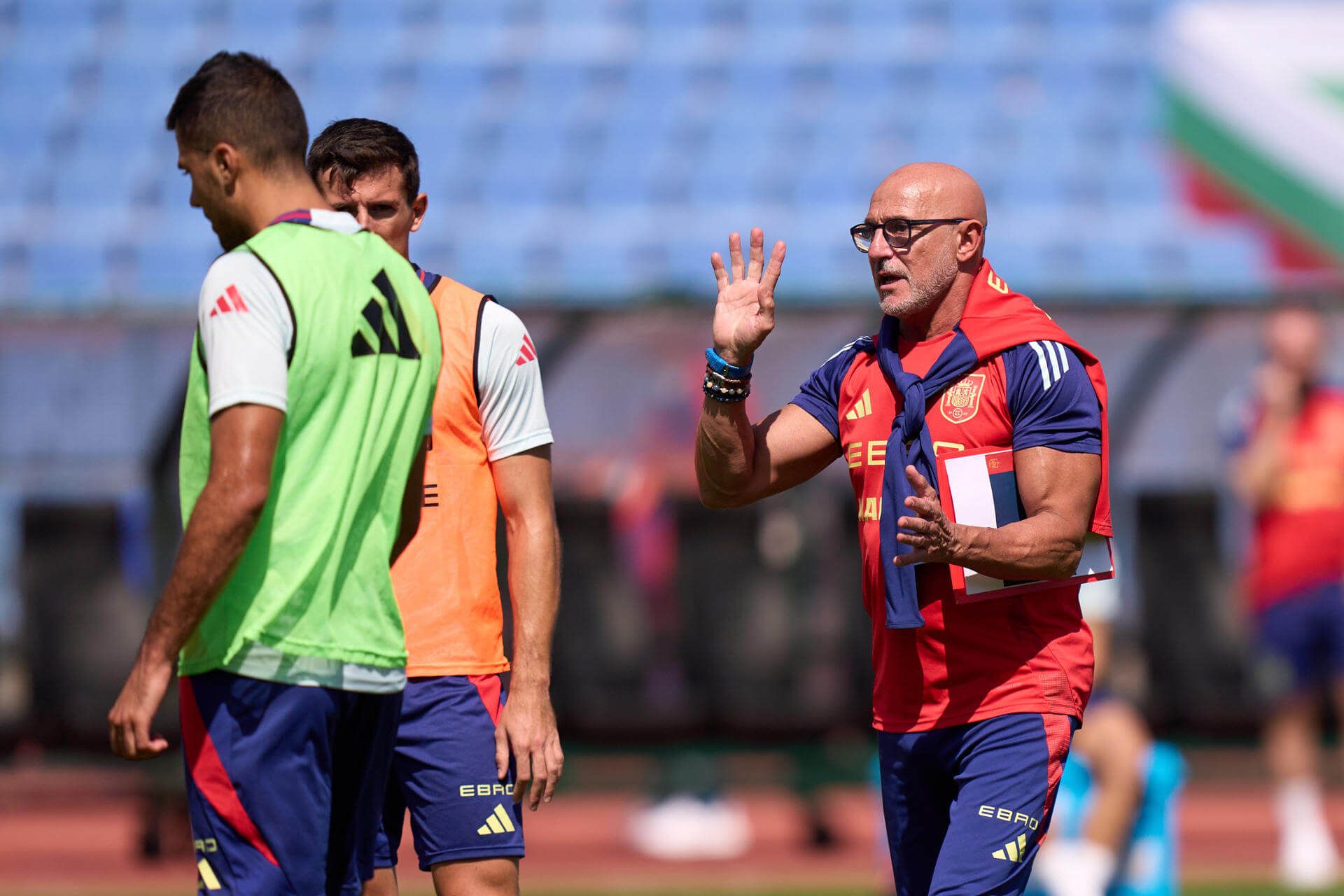  Luis de la Fuente dirige un entrenamiento de la selección (FOTO: EFE).
