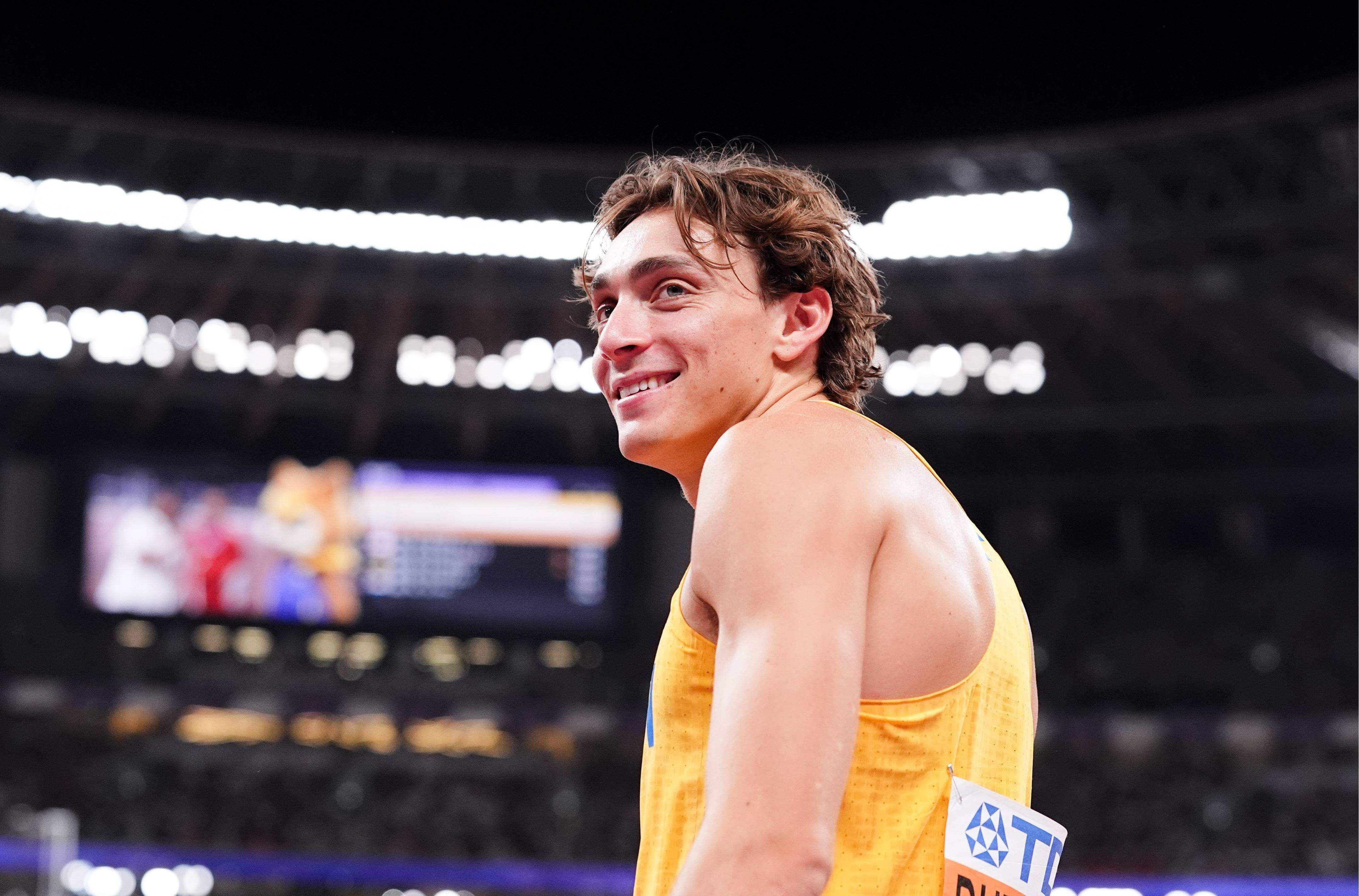 Armand Duplantis sonríe tras obtener el oro en los Mundiales de Tokio (FOTO: EFE).