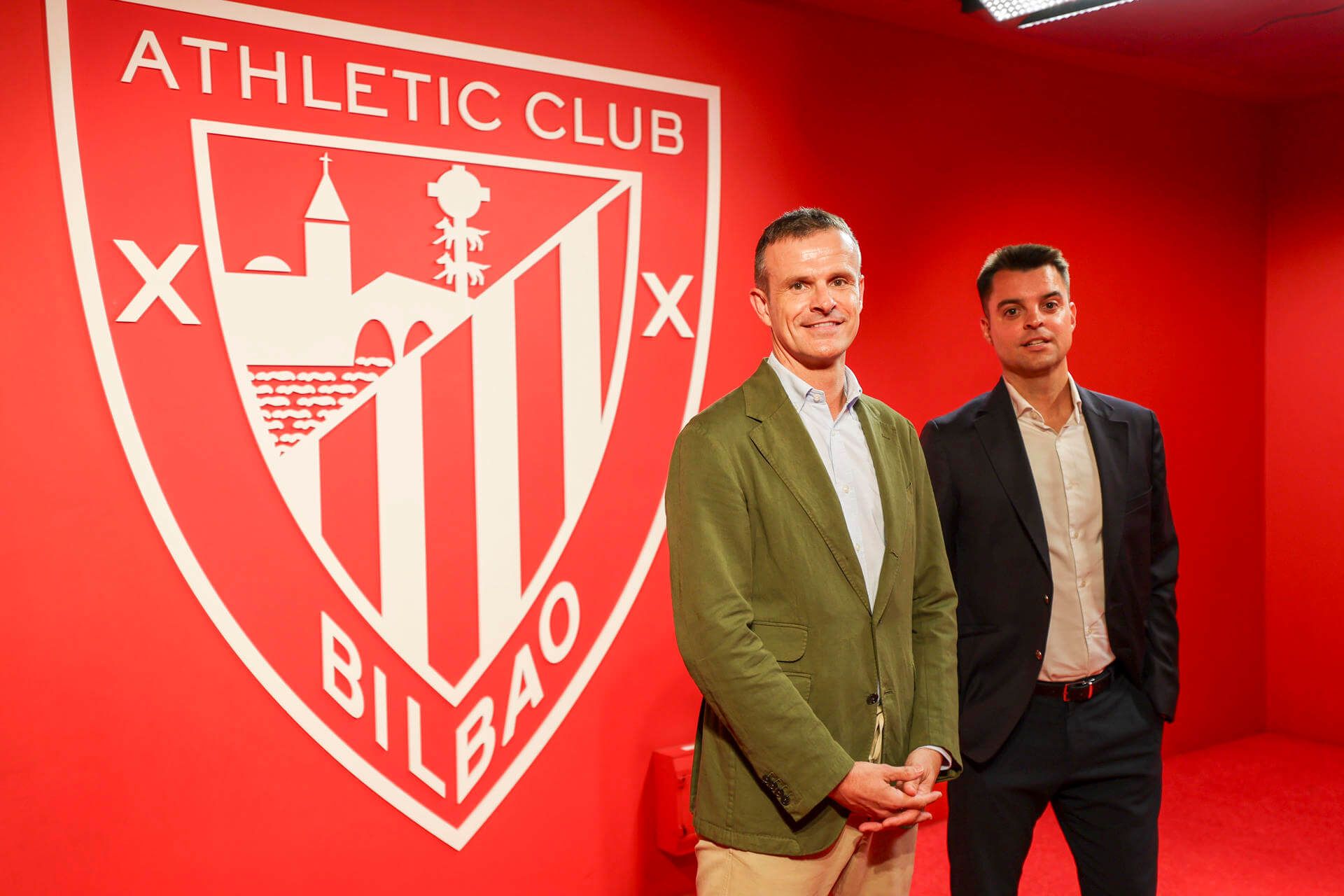  Jon Uriarte y Mikel González posan delante del escudo del Athletic (FOTO: EFE).