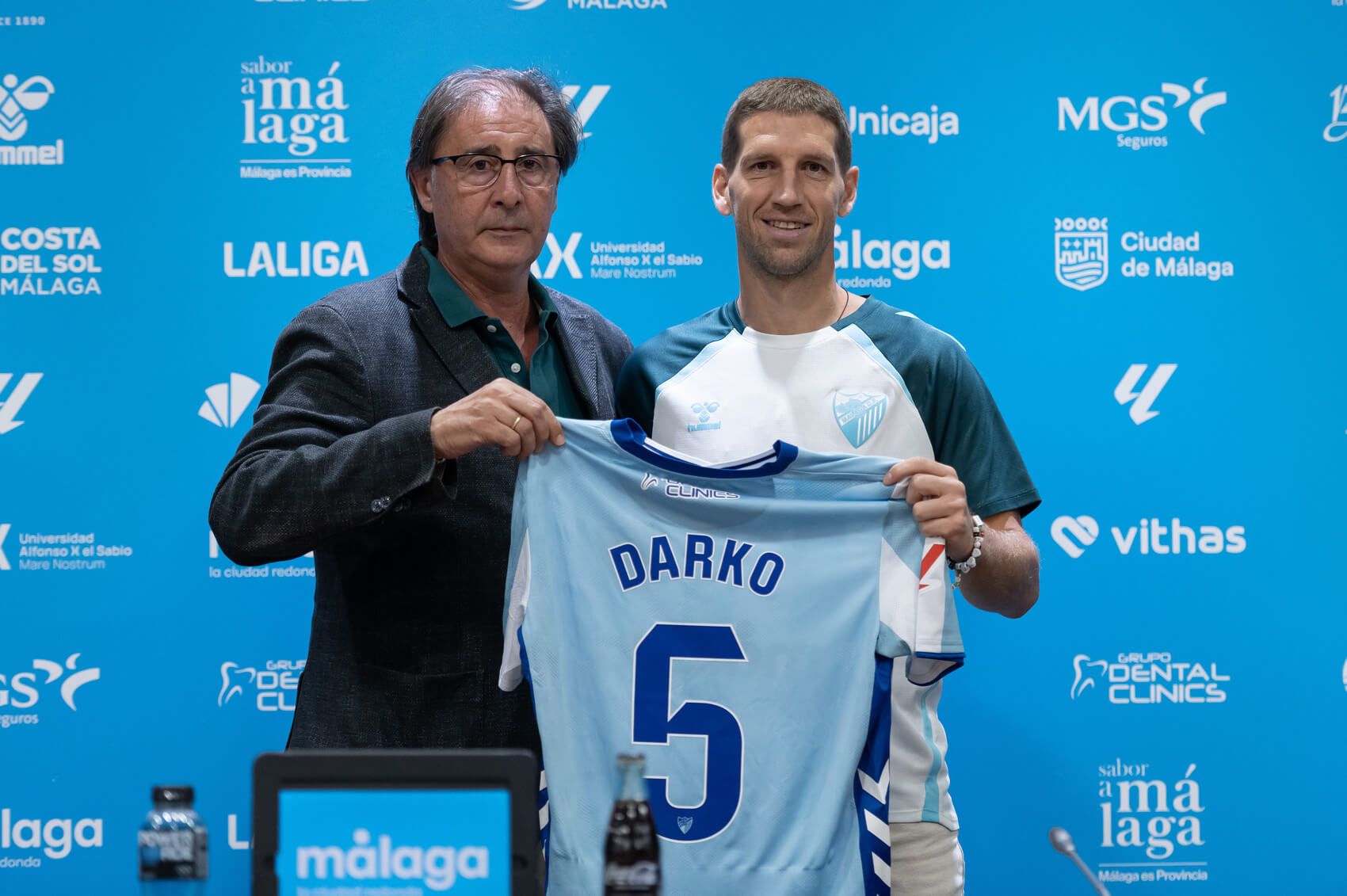 Darko Brasanac, presentado en La Rosaleda con Loren Juarros.