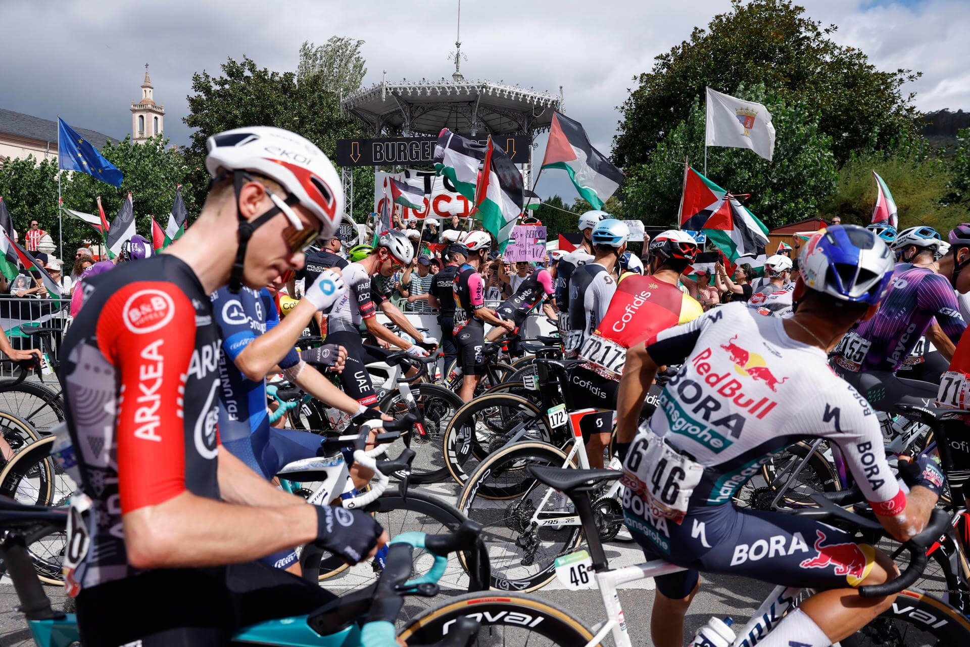  Manifestantes muestran su apoyo a Palestina durante La Vuelta en Asturias (FOTO: EFE).