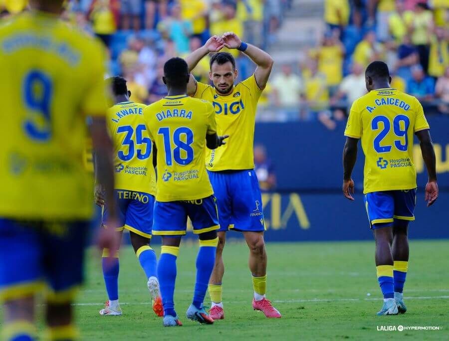 Los jugadores del Cádiz celebran un gol ante el Albacete.