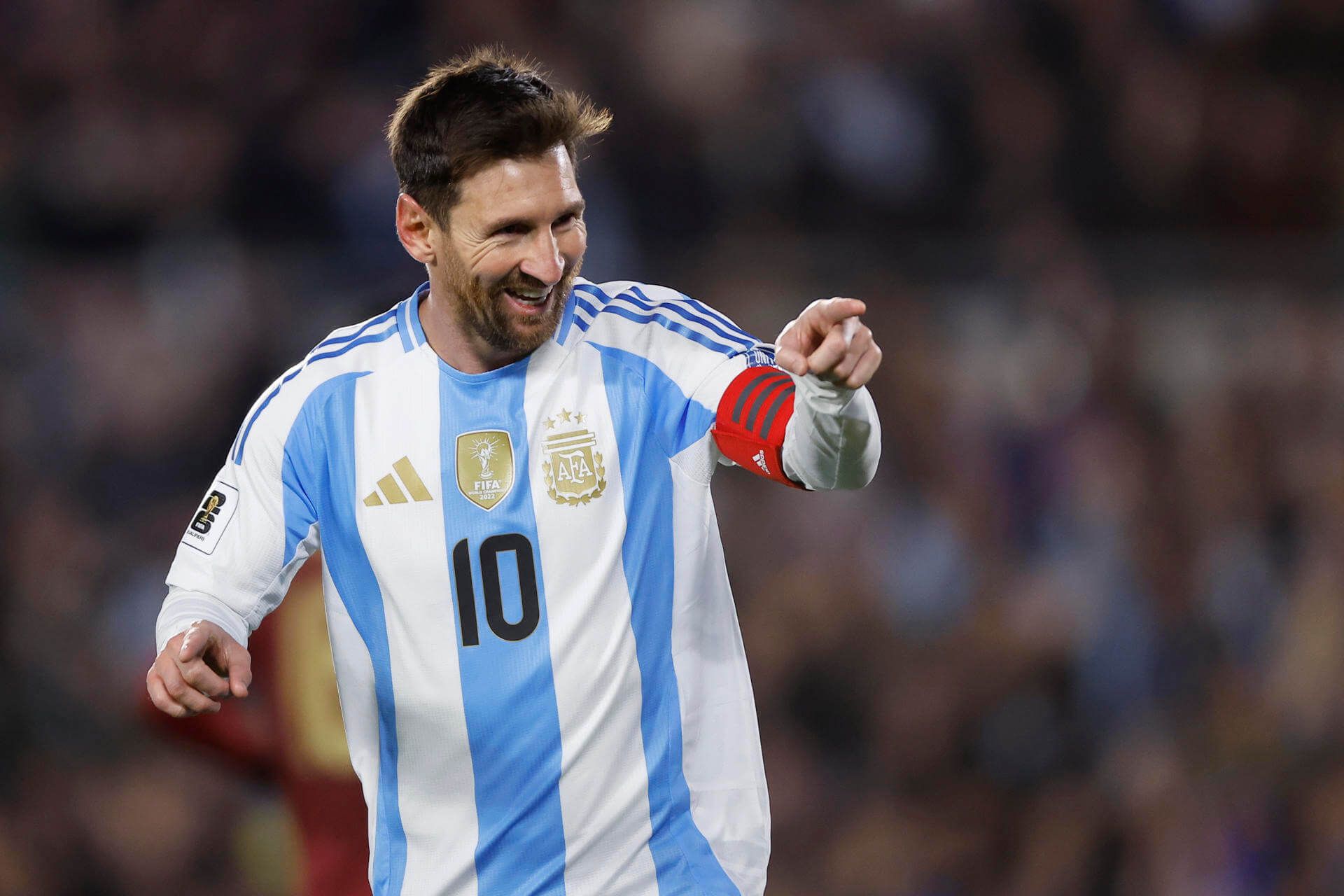  Leo Messi celebra su segundo gol a pase de Thiago Almada