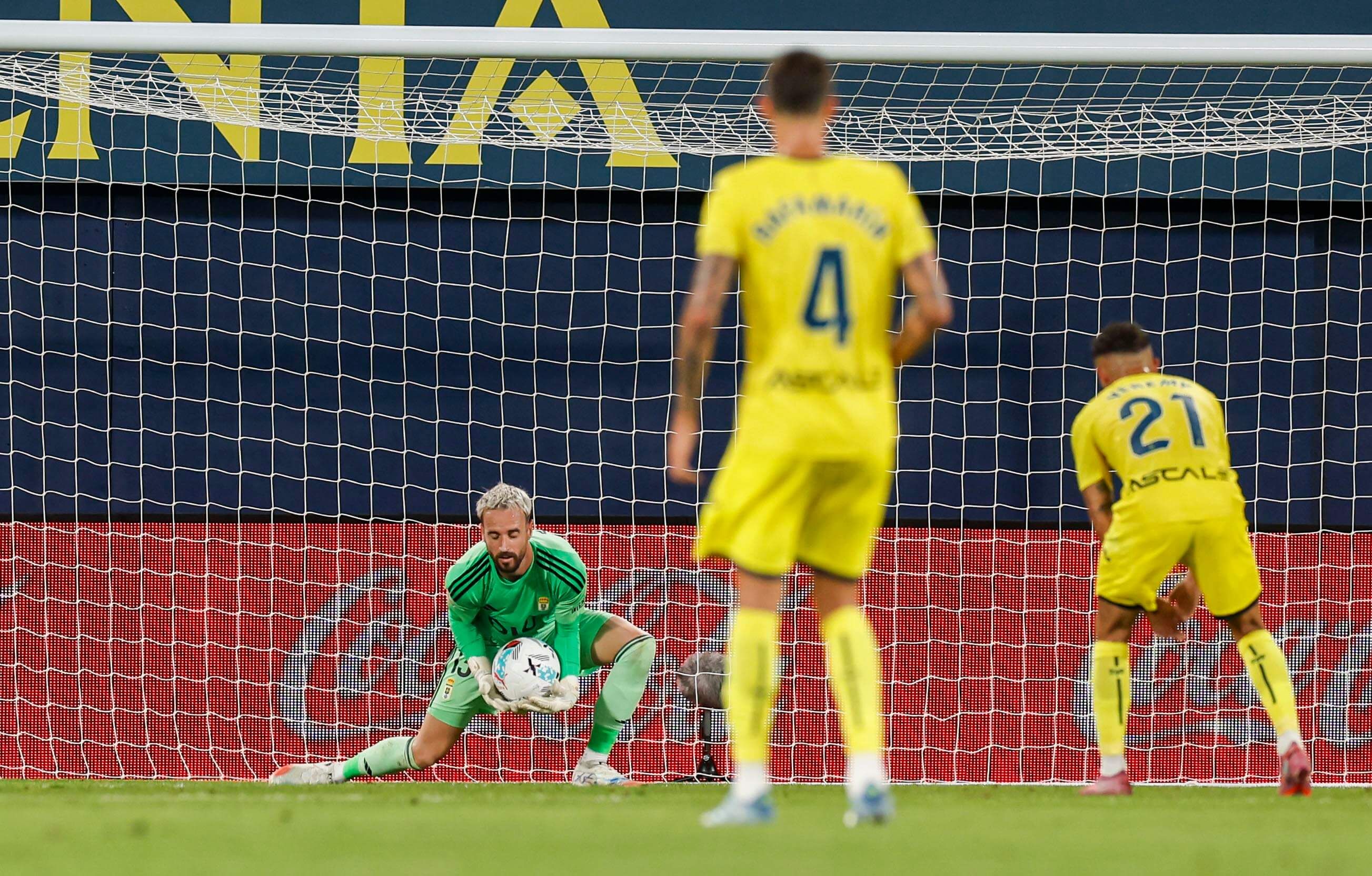 Aarón Escandell detiene un balón en el Villarreal-Real Oviedo.