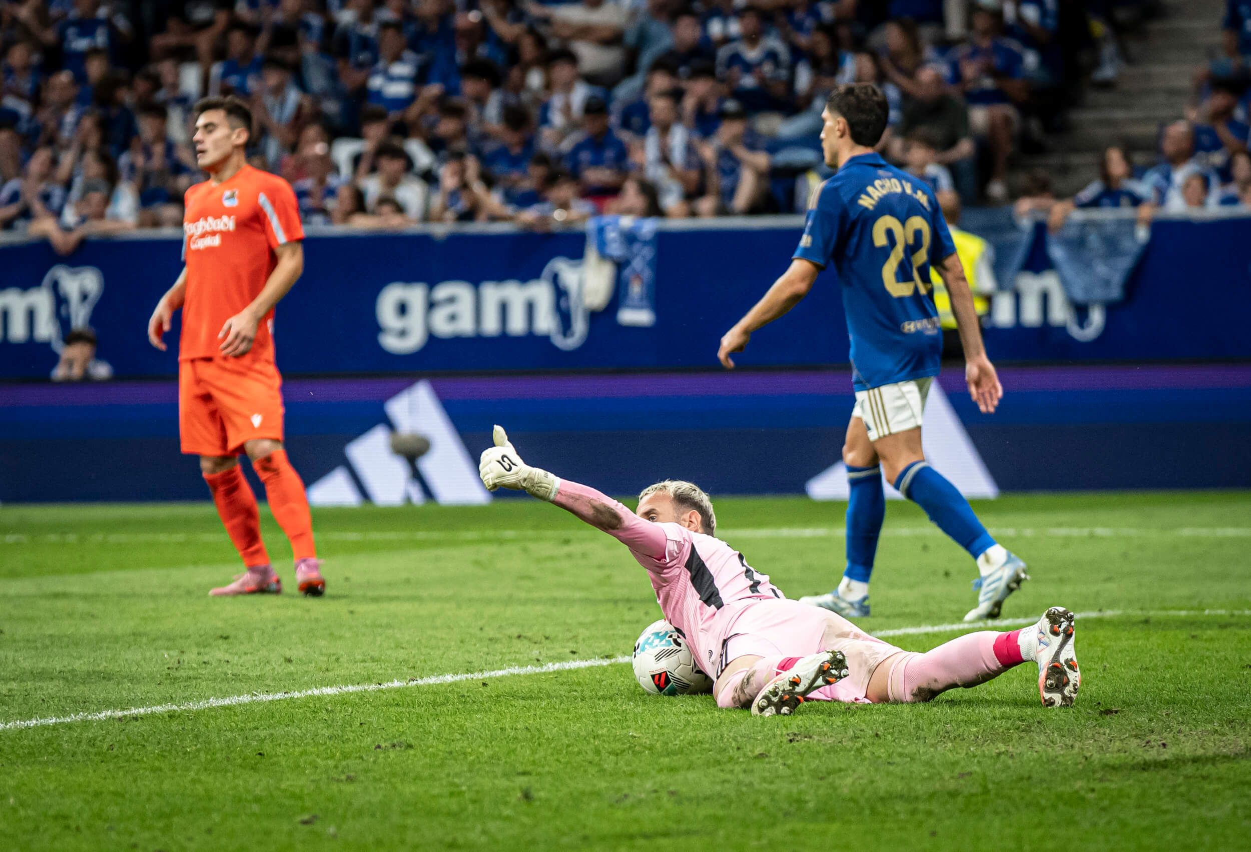 Aarón Escandell levante el pulgar en el Oviedo-Real Sociedad.