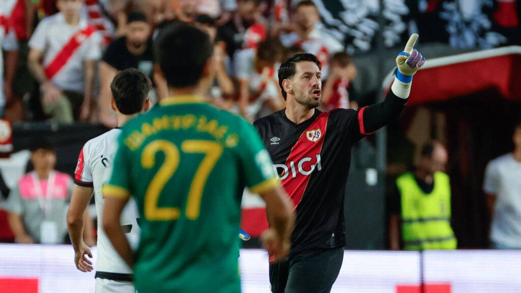 Augusto Batalla en el partido Rayo Vallecano - Neman Grodno (Fuente: EFE)