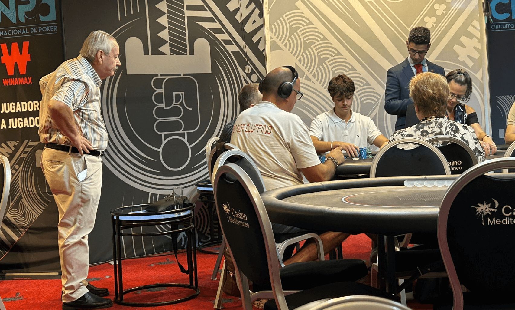  Abraham Serrano mira enamorado a Charo