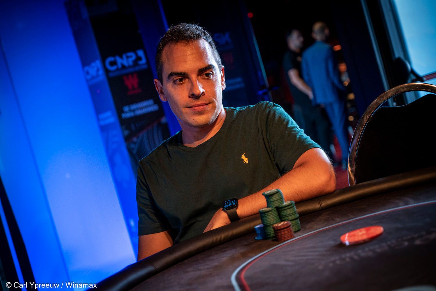  Adrian Chabbi atiende a ElDesmarque