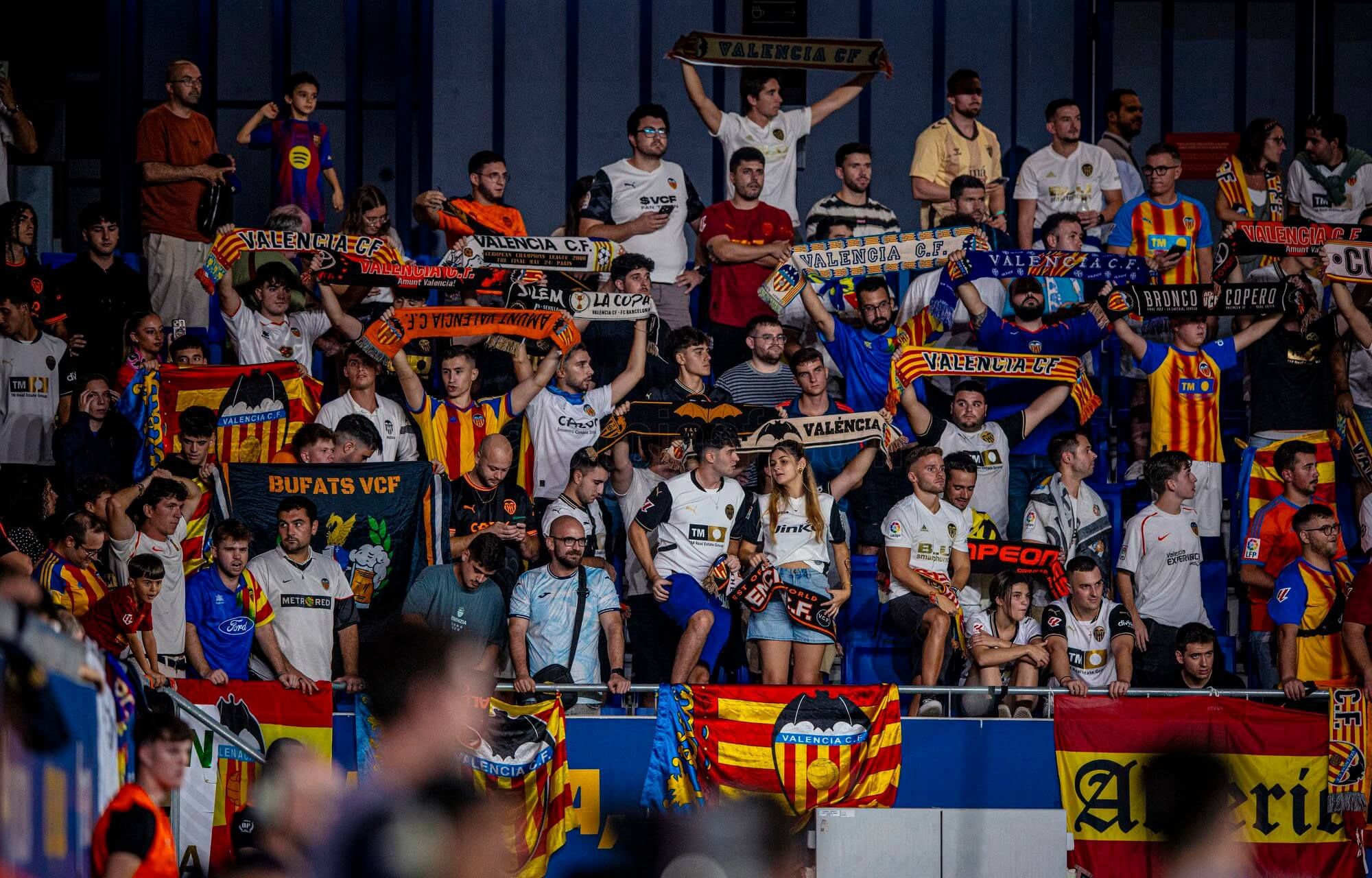 Afición del Valencia CF en el Johan Cruyff