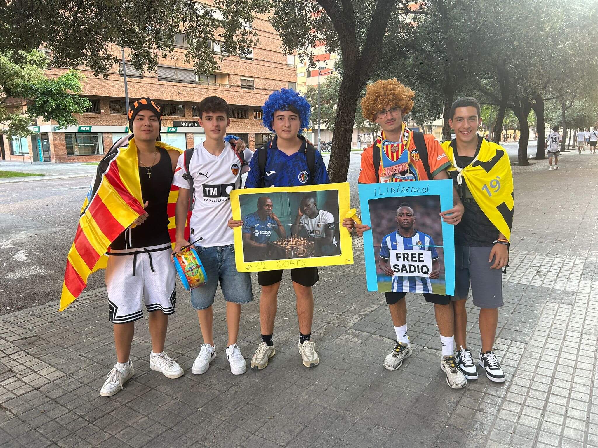 Aficionados del Valencia CF piden en Mestalla libertad para Umar Sadiq