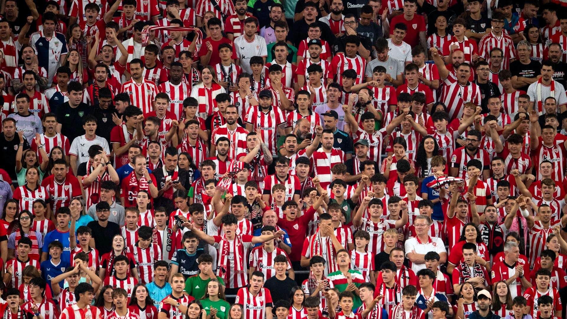  La afición rojiblanca en la grada de San Mamés.