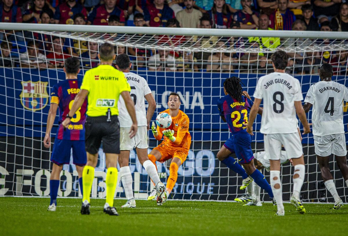 Julen Agirrezabala ante el Barça