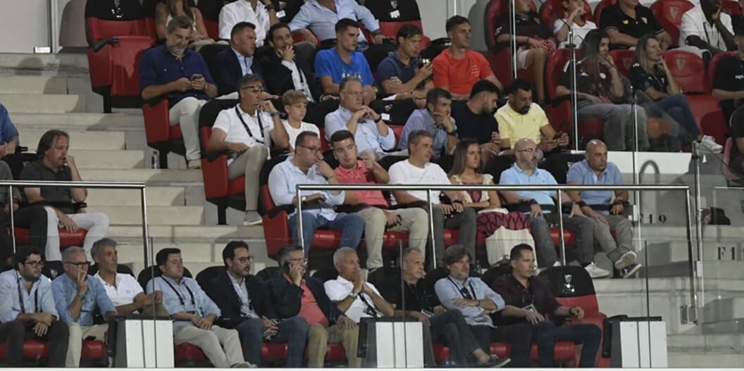 Matías Almeyda y Agustín López, en el palco del derbi chico.