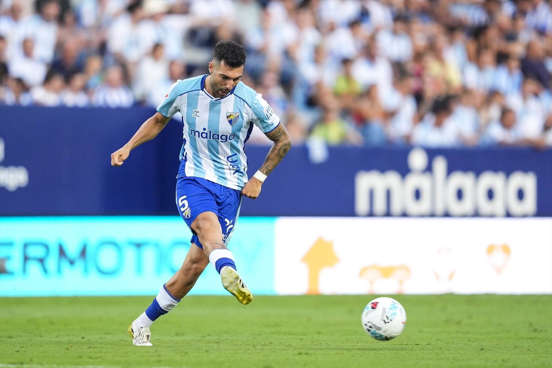  Álex Pastor da un pase durante un partido del Málaga.