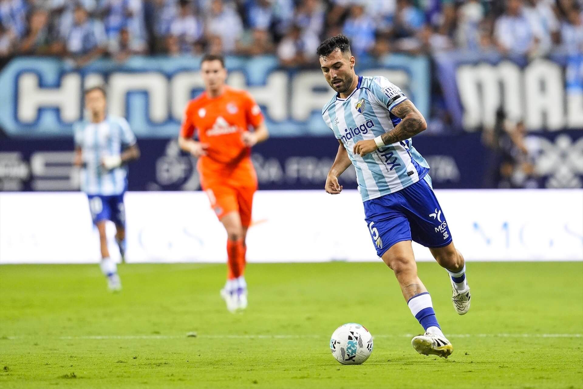  Álex Pastor conduce el balón durante un partido del Málaga.