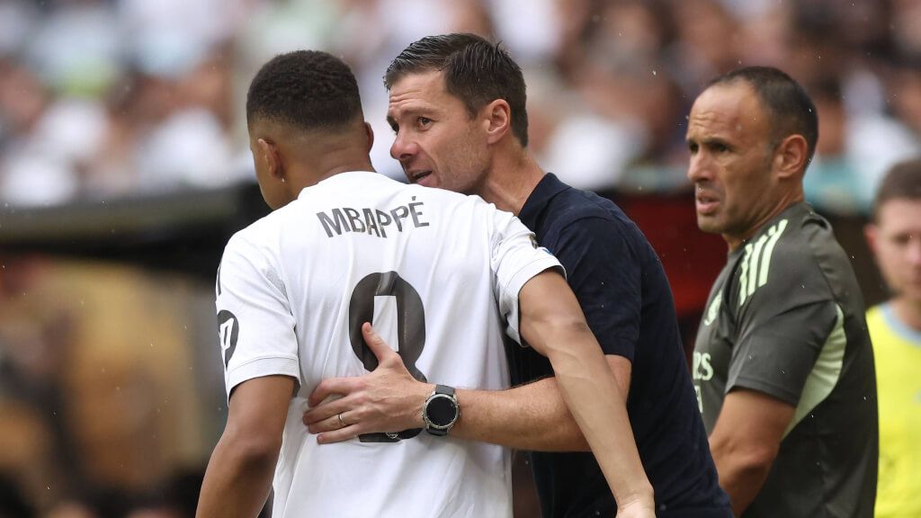  Kylian Mbappé y Xabi Alonso durante un partido del Real Madrid (Fuente: Cordon Press)