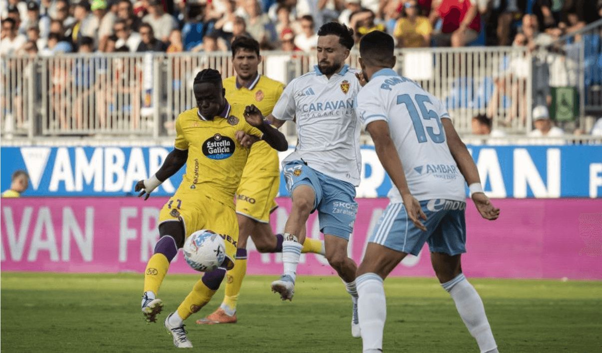  Amath Ndiaye, disputando el balón en el duelo ante el Real Zaragoza.
