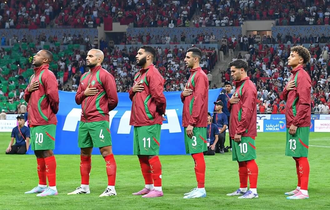 Amrabat canta el himno de Marruecos antes del partido ante Níger.