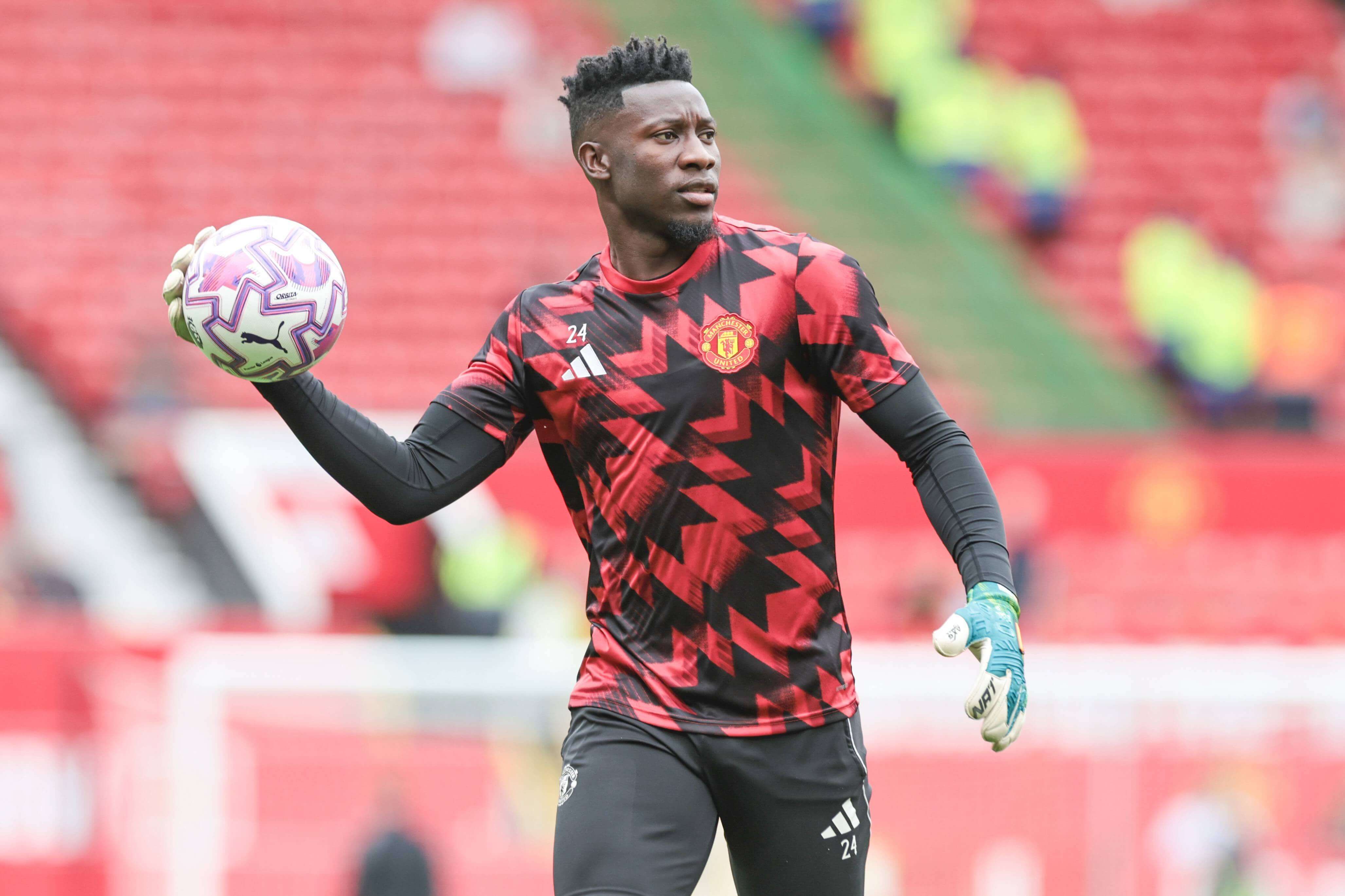  André Onana, en un calentamiento con el Manchester United.