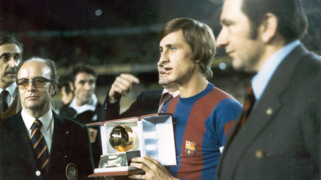  Johan Cruyff con el Balón de Oro que ganó en el FC Barcelona (Fuente: Antoni Campañá)