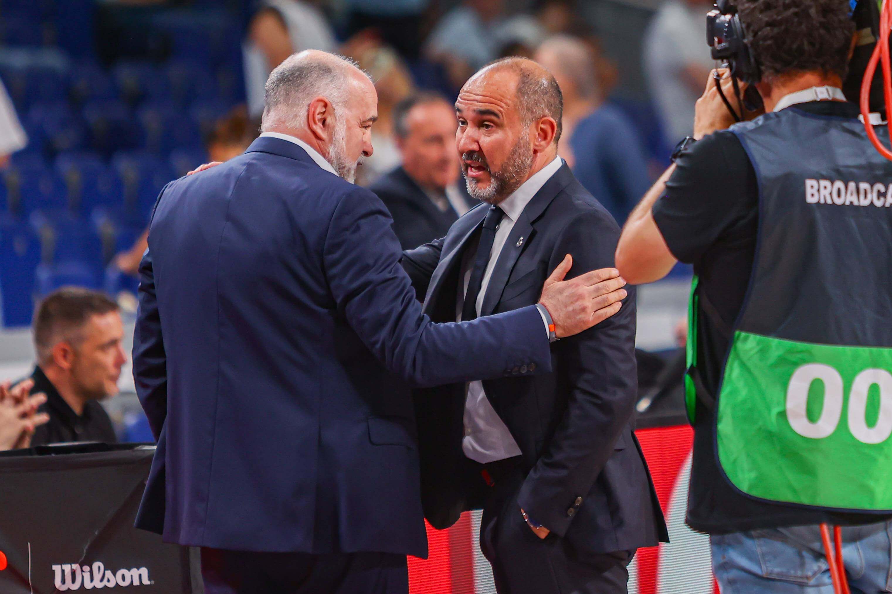  Pablo Laso y Chus Mateo se saludan como rivales. Fuente CordonPress.