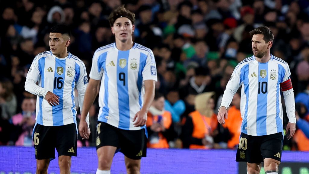  Thiago Almada, Julián Álvarez y Leo Messi con Argentina (Europa Press)