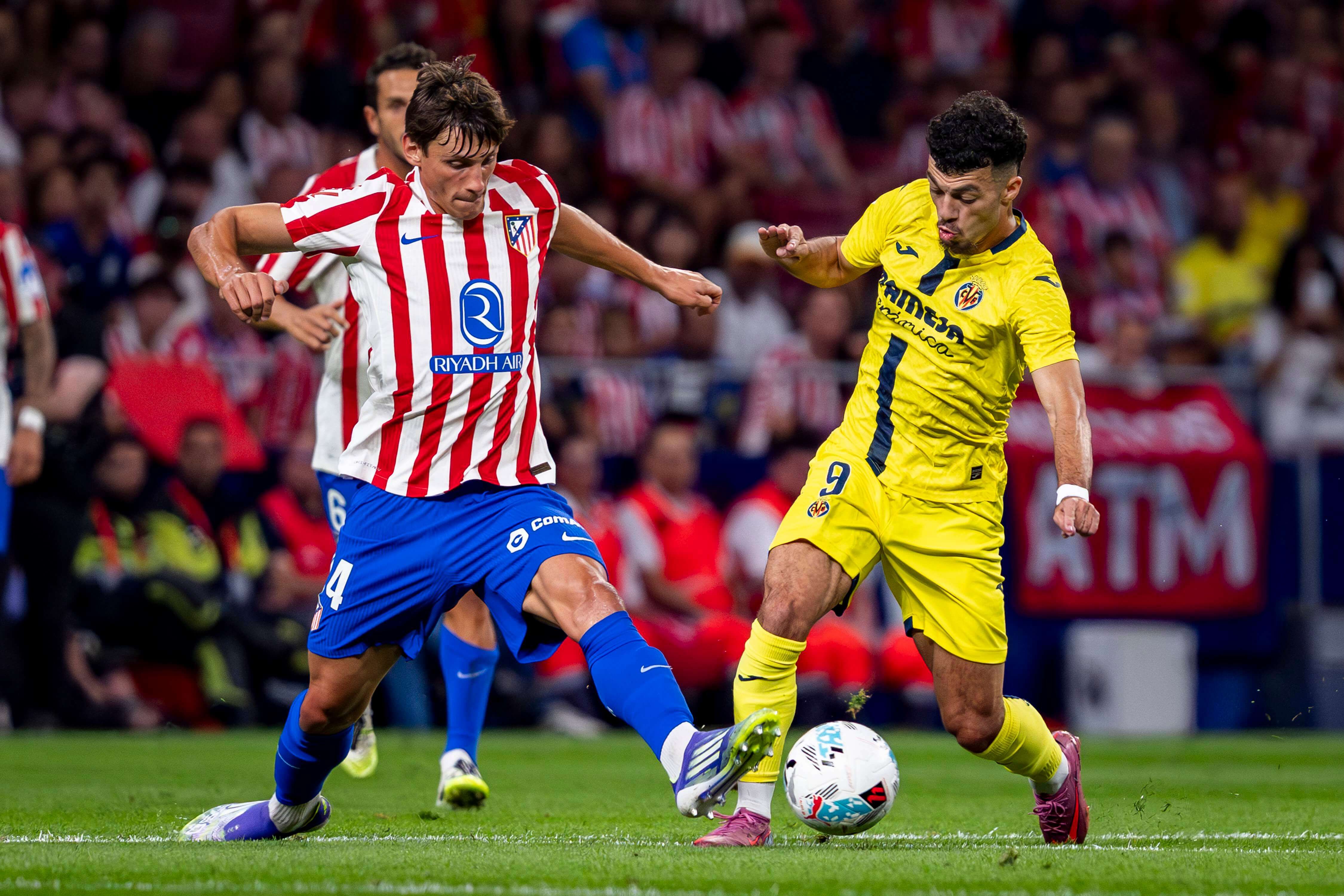  Robin Le Normand y Georges Mikautadze, en el Atlético-Villarreal.