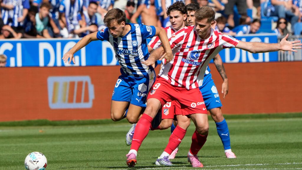  Pablo Ibáñez y Sorloth en el Alavés-Atlético de Madrid (Fuente: EFE)
