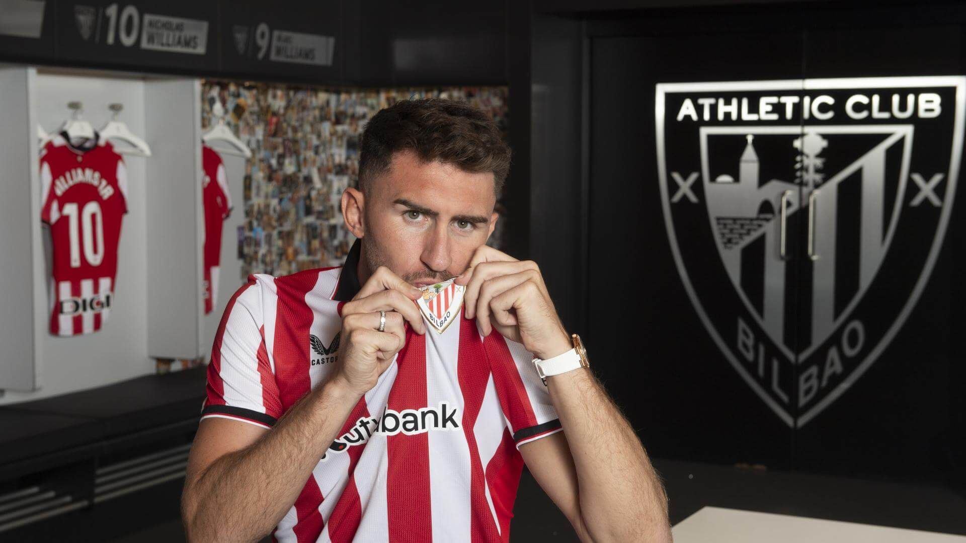 Aymeric Laporte se besa el escudo del Athletic.