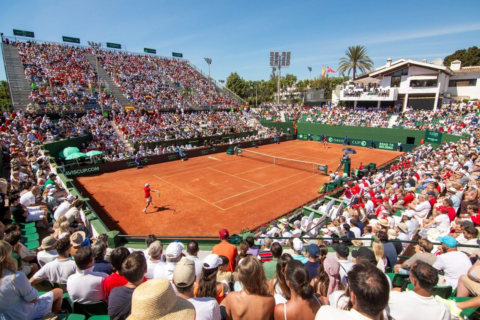 Bonito aspecto del Club de Tenis Puente Romano durante la jornada inaugural del viernes.