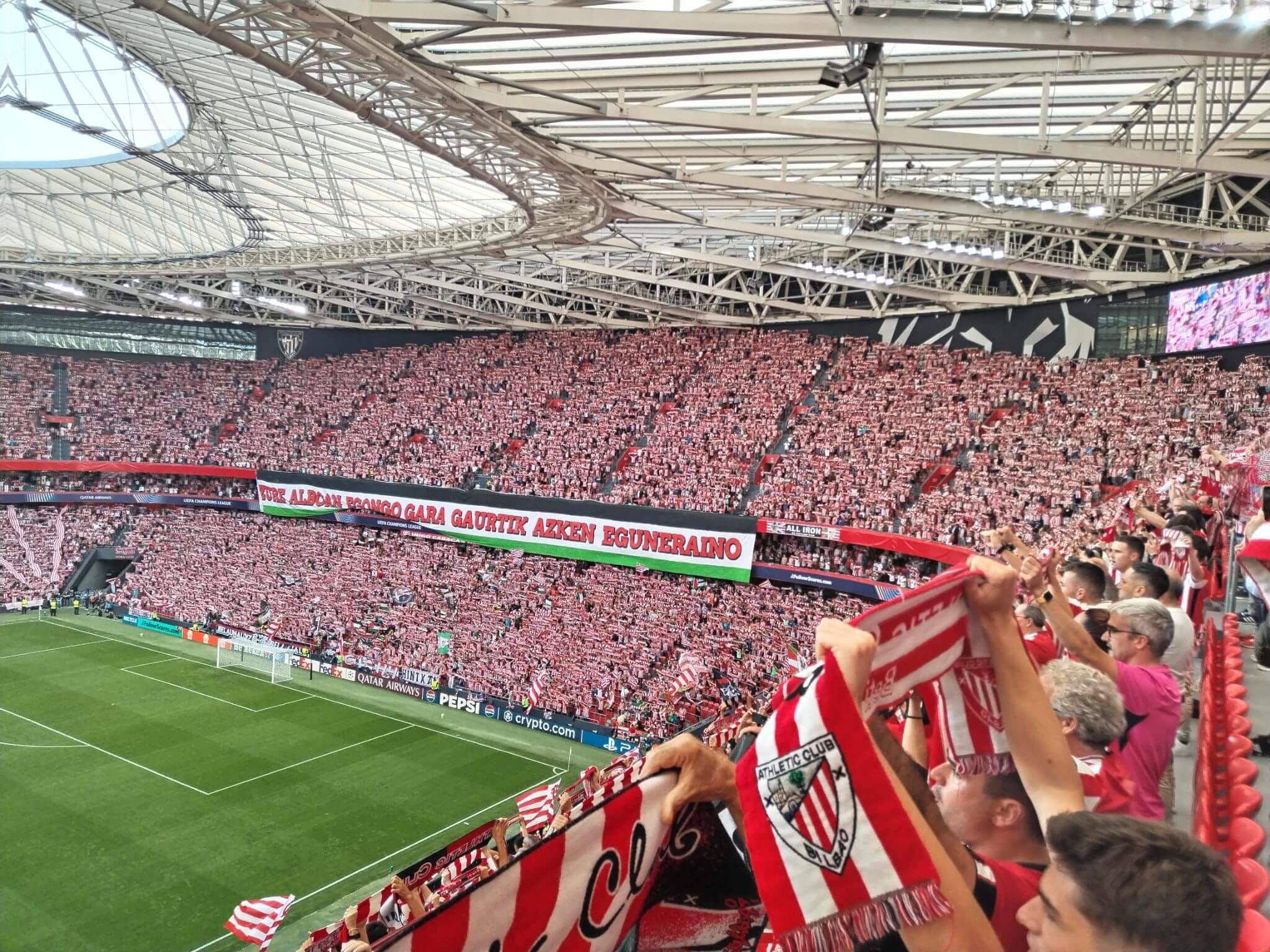  Bandera de Palestina en la grada de San Mamés (Foto. ElDesmarque).