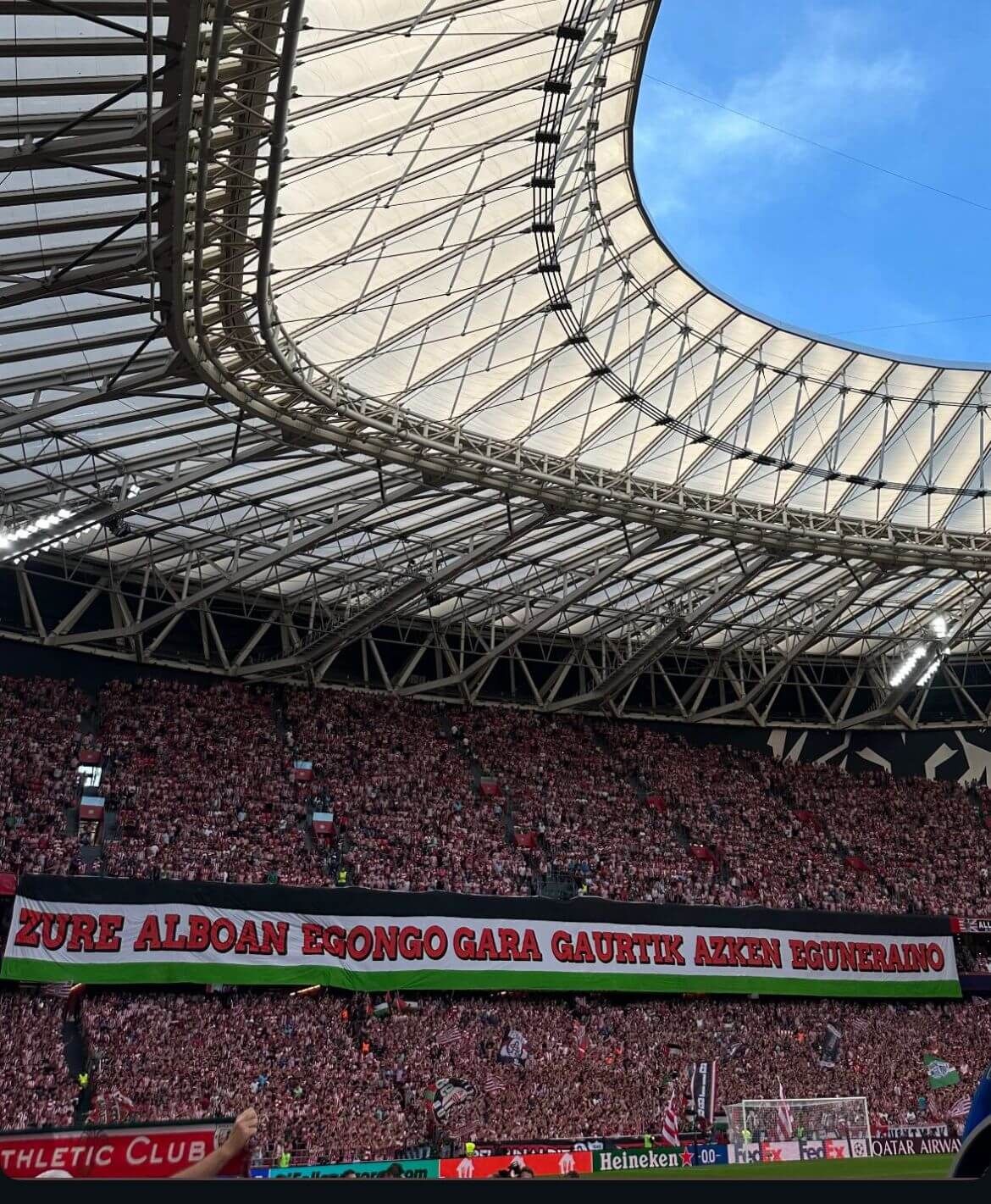  Bandera en apoyo a Palestina en San Mamés.
