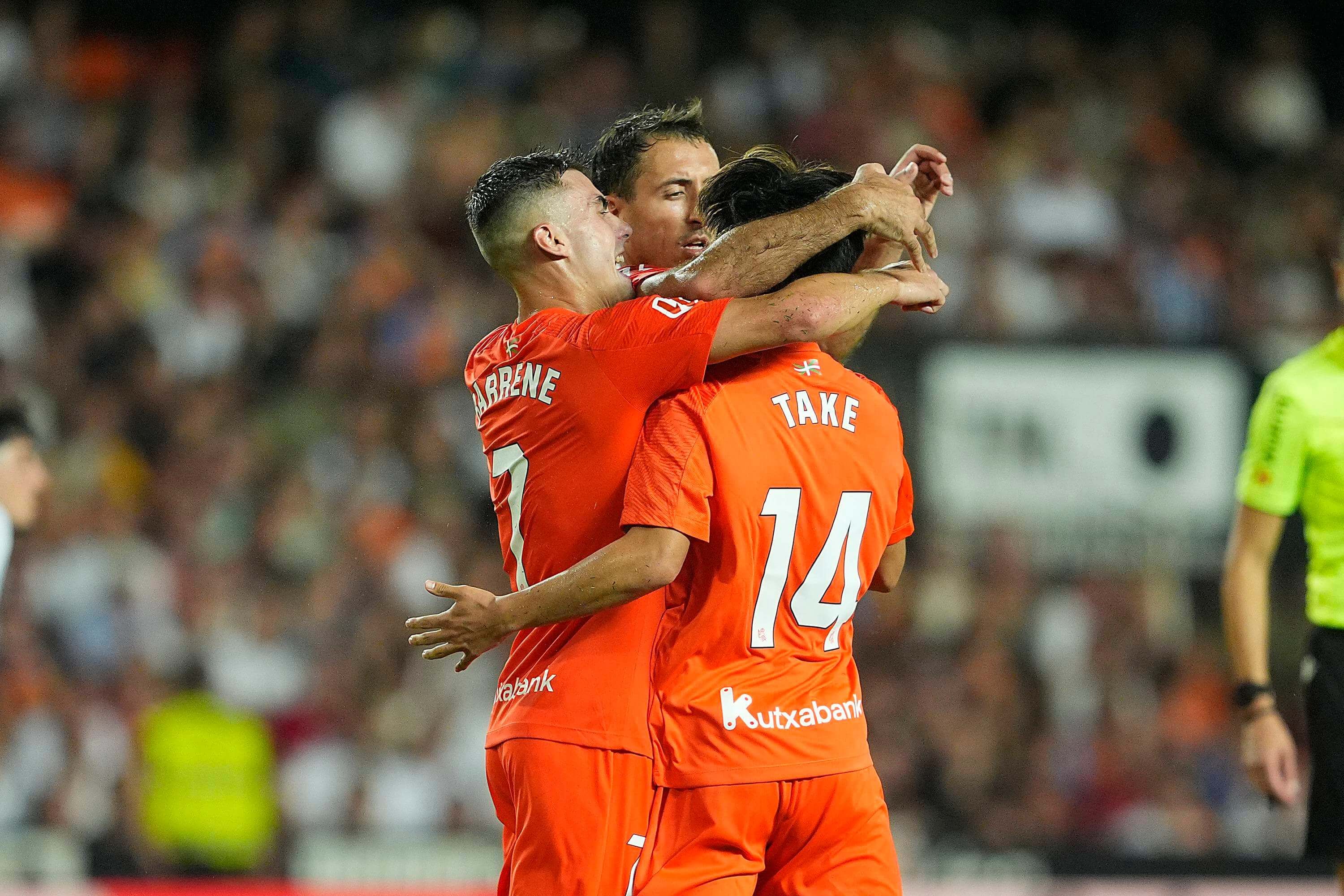 Barrenetxea, Oyarzabal y Take Kubo celebran un gol de la Real Sociedad.